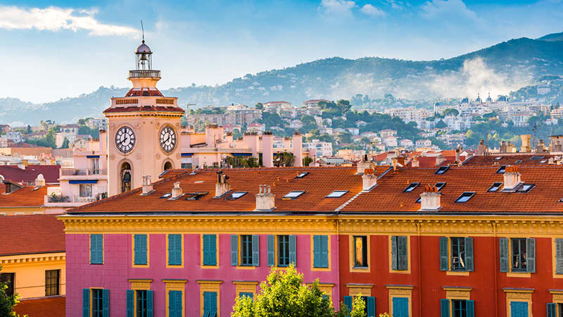Gamla stan i Nice med bergen och kyrkan, p en resa till Provence.